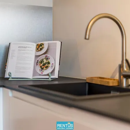 Sandy View - Spacious Flat Near The