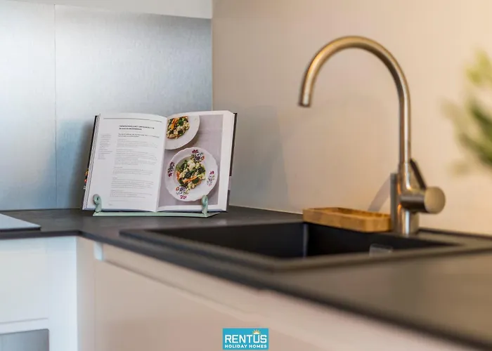 Sandy View - Spacious Flat Near The